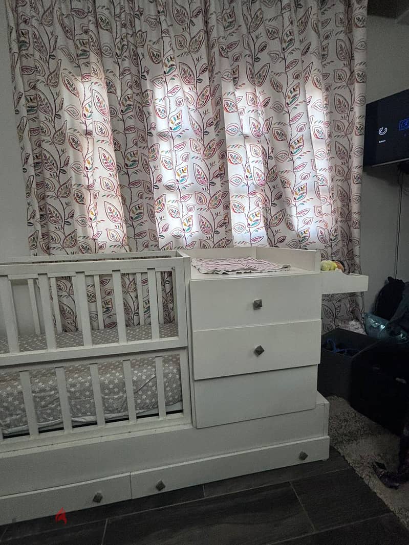Baby Bed & Changing table with storage drawers and shelves 11