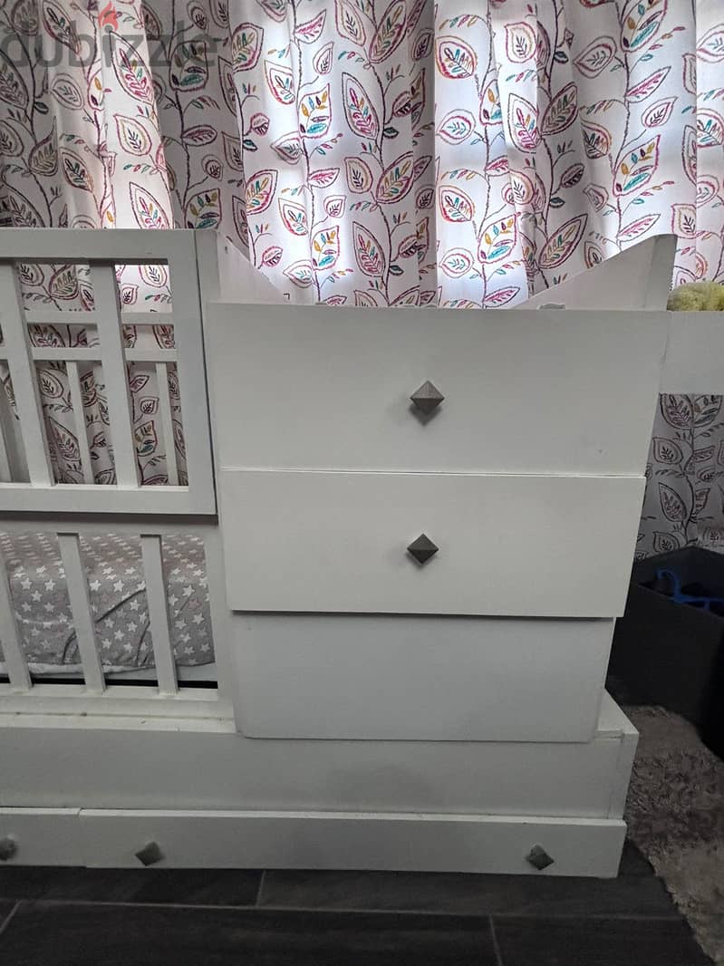 Baby Bed & Changing table with storage drawers and shelves 13