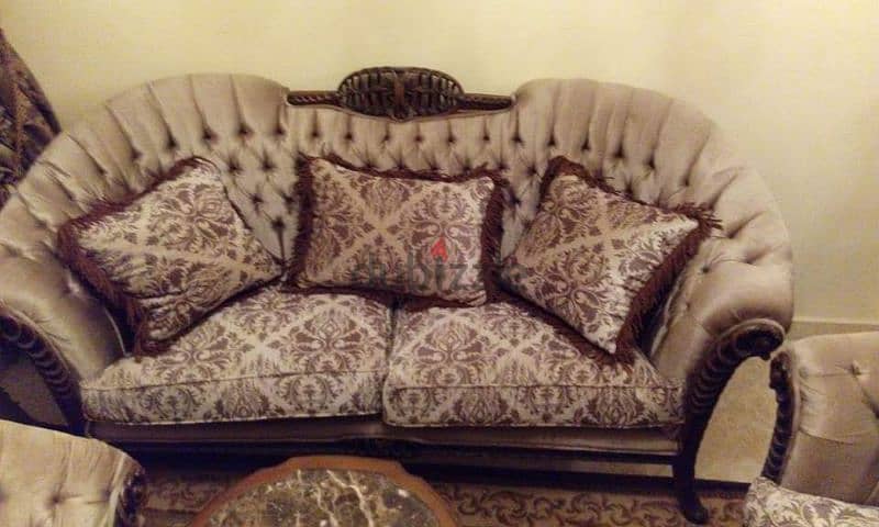 living Room in a good condition 6