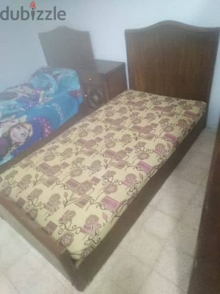 عدد 4 سرير 2 موسكي و 2 زان  عرض متر * مترين 3