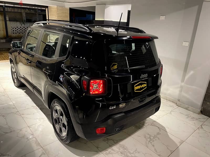 Jeeb Renegade 2018 First category good condition 4