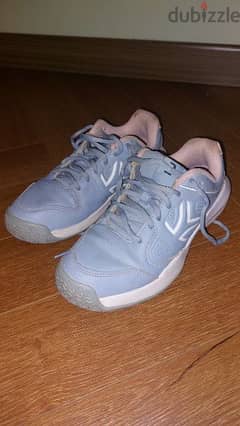 Used girls Decathlon tennis shoes size 35 EU . جزمة رياضة تنس مقاس ٣٥ 0