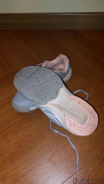 Used girls Decathlon tennis shoes size 35 EU . جزمة رياضة تنس مقاس ٣٥ 1