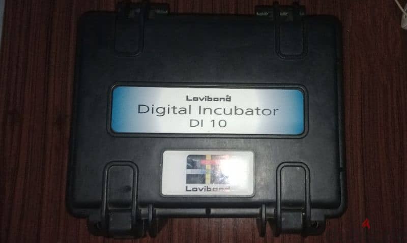 جهاز digital incubator di 10 .  جهاز حفظ عينات الدم ونقلها لمسافات.  . 6