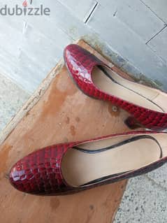 حذاء احمر في اسود