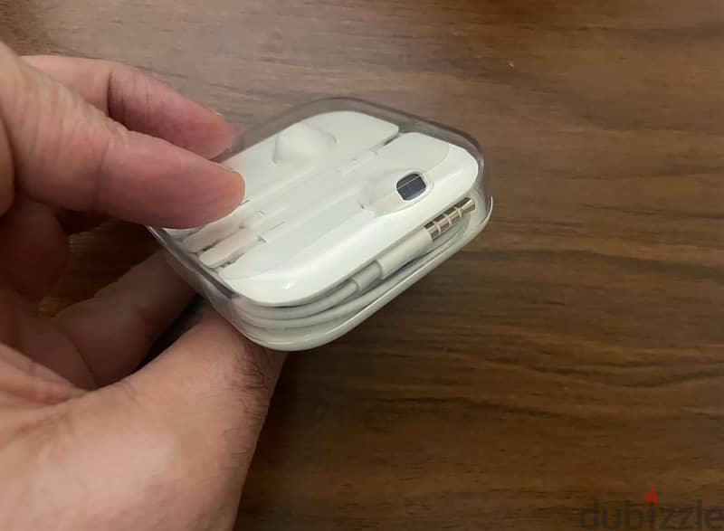Apple Earpods with 3.5mm headphone plug 1