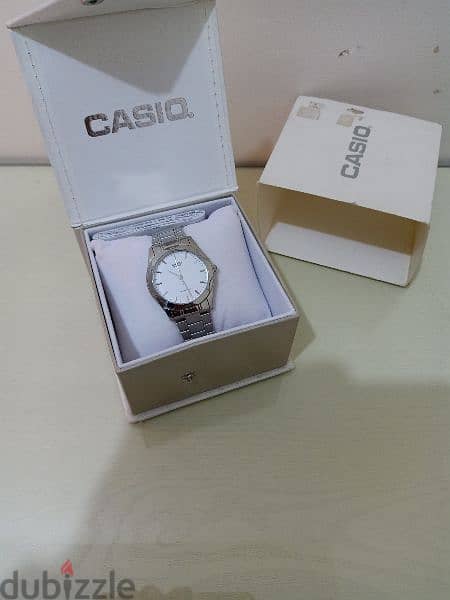 ساعة كاسيو اصلية بعلبتها استخدام اقل من شهر. 
Casio watch MTP-1275 1