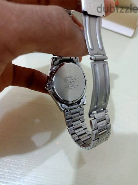 ساعة كاسيو اصلية بعلبتها استخدام اقل من شهر. 
Casio watch MTP-1275 2