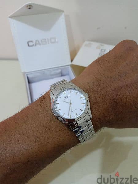 ساعة كاسيو اصلية بعلبتها استخدام اقل من شهر. 
Casio watch MTP-1275 4