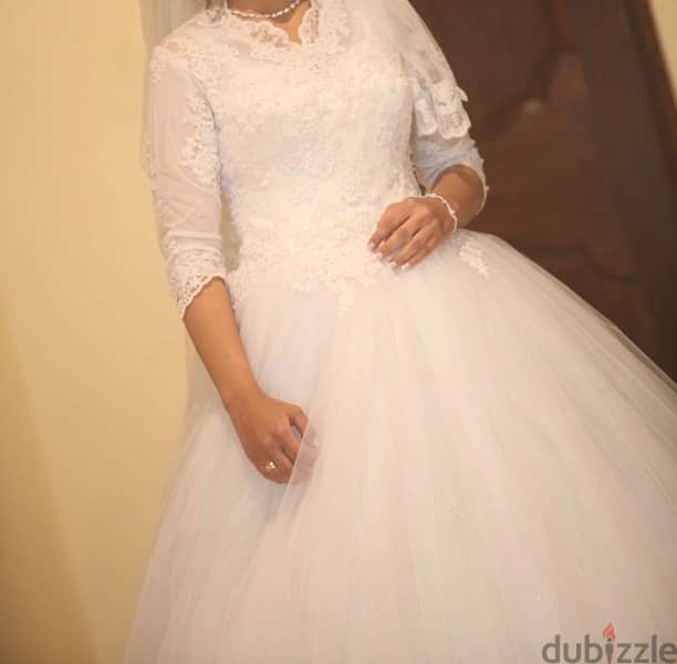wedding dress with very good condition used once with veil 1