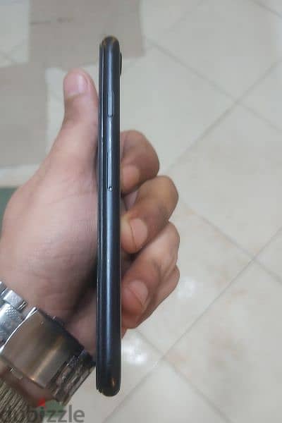 iphone SE 2020 (128G) اسود بحالة ممتازة مغير شاشة 5