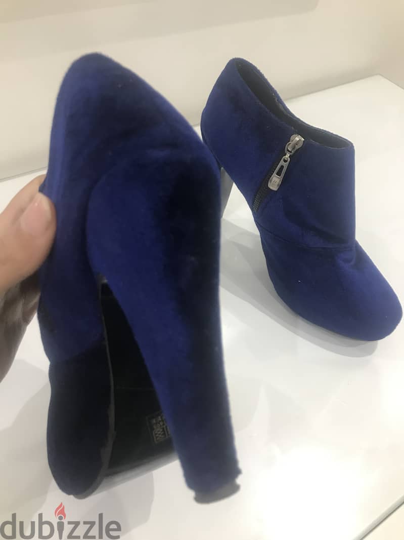 حذاء ازرق اللون 1
