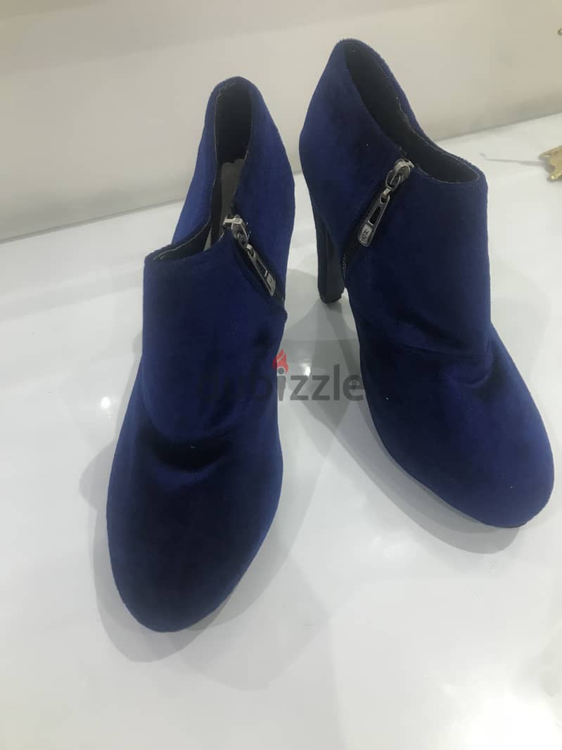 حذاء ازرق اللون 2