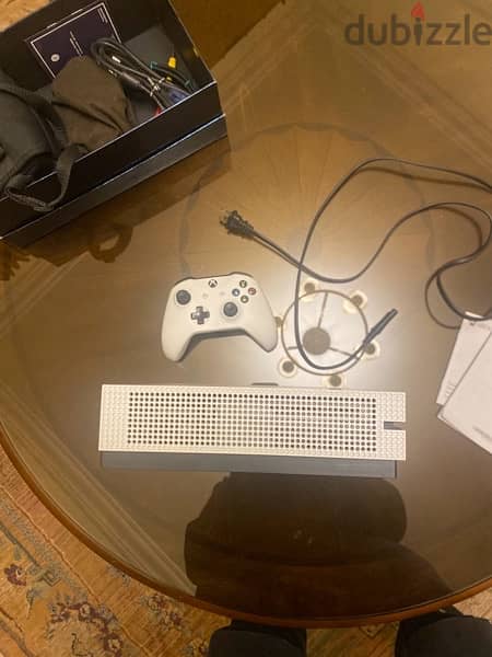 Xbox One S with Controller // اكس بوكس ون ب دراعة 1
