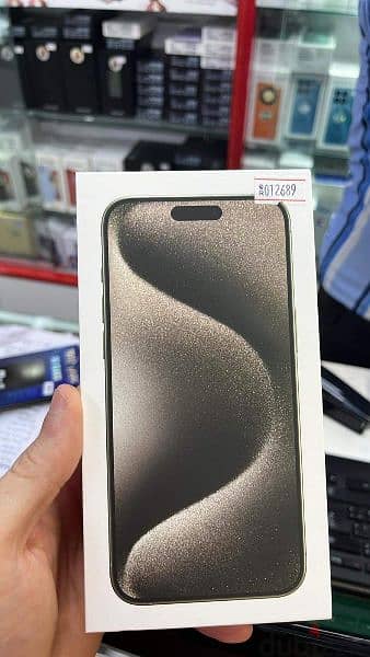 iphone 15 pro max natural titanium  جديد لم يستخدم 1