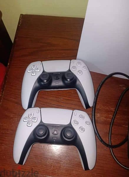 playstation 5 with 2 controllers like new 5