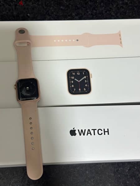 Apple Watch SE (1st gen) - 40MM, Pink 3