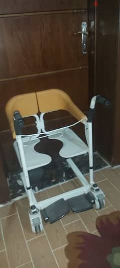 كرسي متعدد الاستخدامات لكبار السن وذو الاحتياجات الخاصه لسهوله التنقل