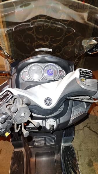 SYM Scooter 300 cc 1