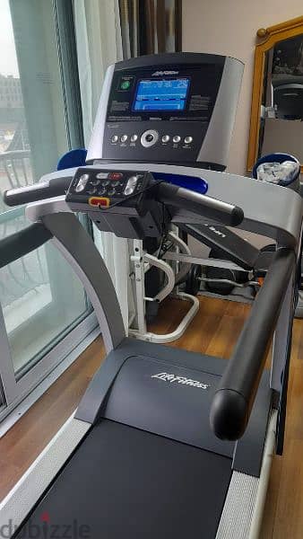 treadmill Life fitness model T5 with Go console - like new 0