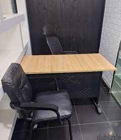 مكتب واتنين كرسي واحد فيهم هزاز