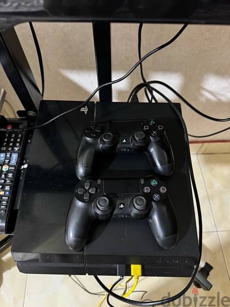 Playstation 4 + 2 controllers and 3 games 1