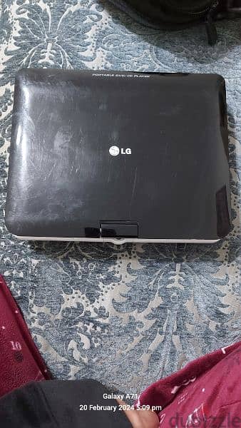 دي في دي dvd lg معاه الريموت بتاعه والشاحن وحامل السياره