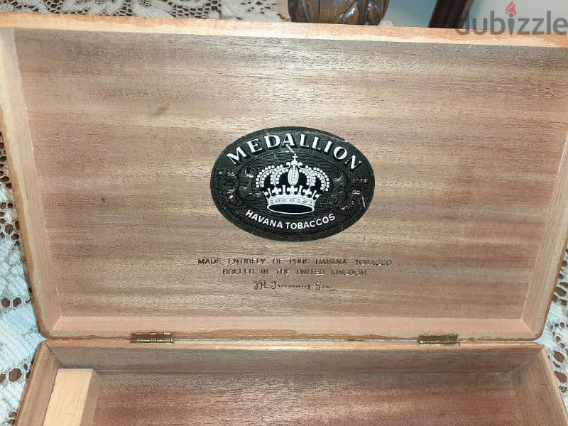 Vintage Medallion Wooden Cigar Box 1