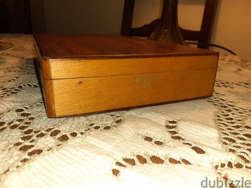 Vintage Medallion Wooden Cigar Box 5