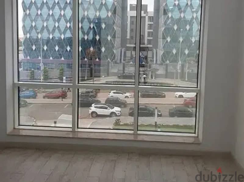 للبيع بالتقسيط مكتب متشطب أمام بنكcib و أبو ظبي الامارتي بالحي المالي 0