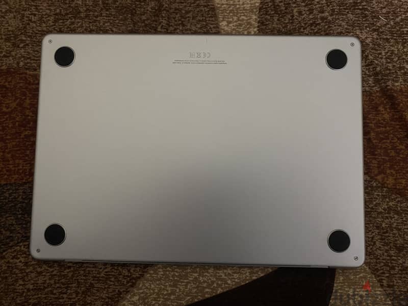 MacBook Air M2 13.6 inch - broken screen 1