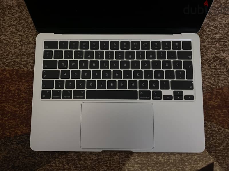 MacBook Air M2 13.6 inch - broken screen 2