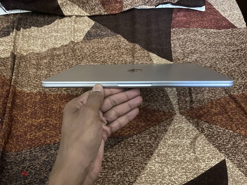MacBook Air M2 13.6 inch - broken screen 3