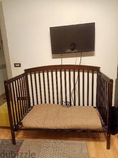 سرير اطفال خشب طبيعي بدون مرتبه وله ضلع إضافي للإغلاق يكفي لسن 4 سنوات