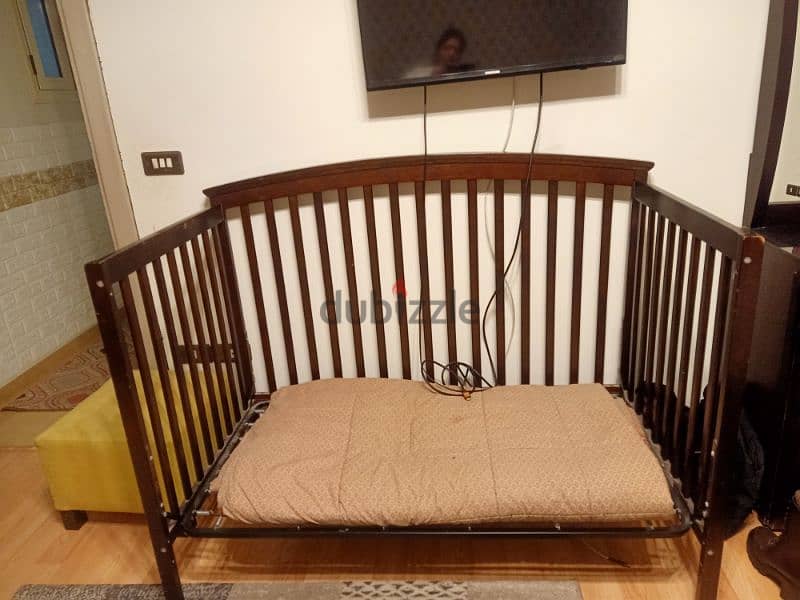 سرير اطفال خشب طبيعي بدون مرتبه وله ضلع إضافي للإغلاق يكفي لسن 4 سنوات 1