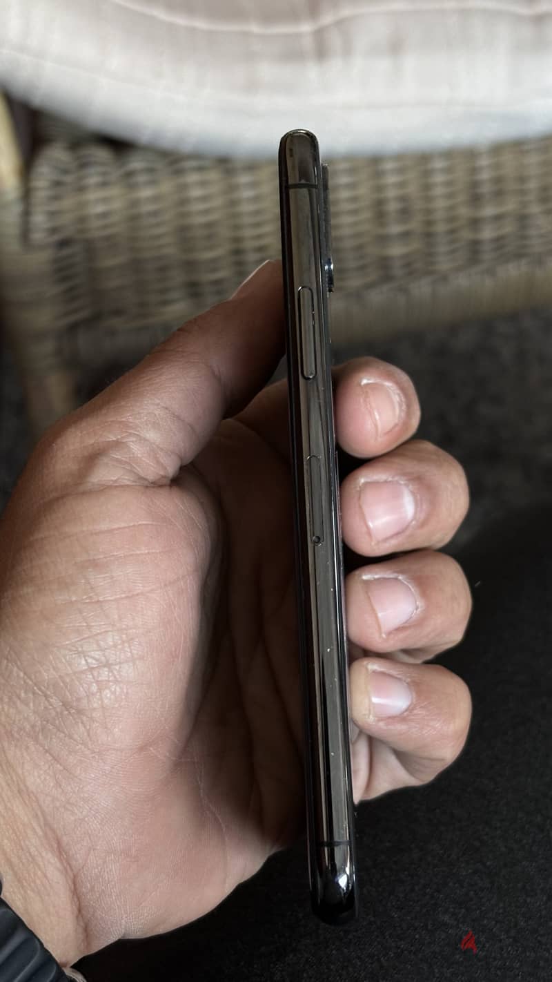 iPhone X 64 G - يوجد جزء بالشاشة أسود من الأسفل شمال غير مؤثر 2