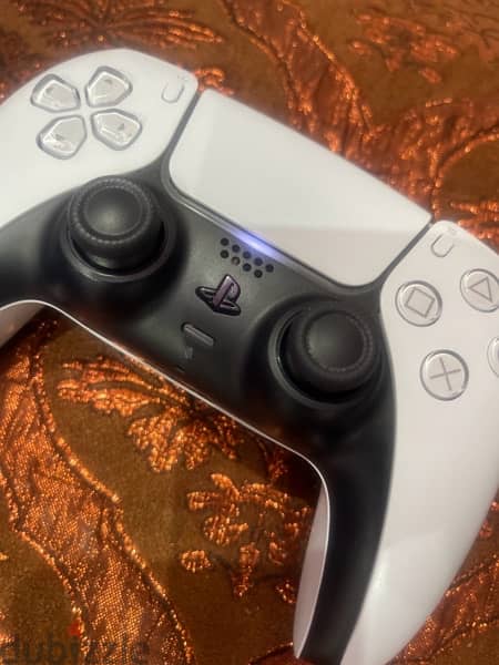 PS5 with one controller 3