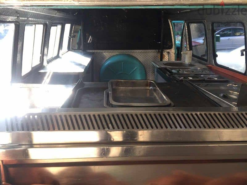 عربة طعام متنقلة مجهزة a moving food truck 5