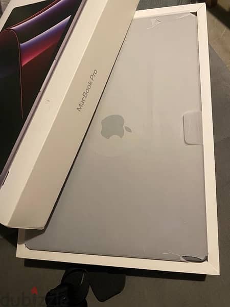 MacBook Pro M2pro 16 inch used like new 14 cycles charging 1