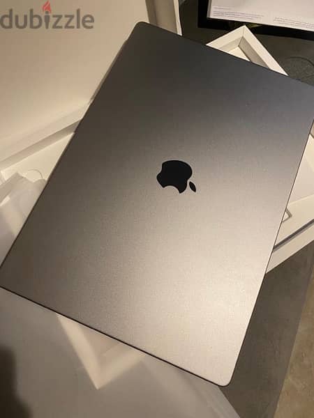 MacBook Pro M2pro 16 inch used like new 14 cycles charging 4