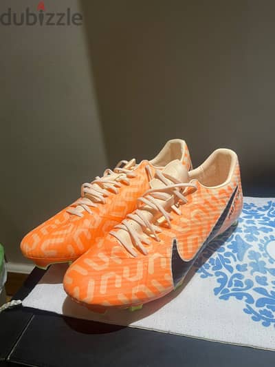 Nike Football Shoes - مقاس 44 حذاء رياضي نايك كرة قدم تلبيس صغير شوية Nike Football Shoes - مقاس 44 حذاء رياضي نايك كرة قدم تلبيس صغير شوية