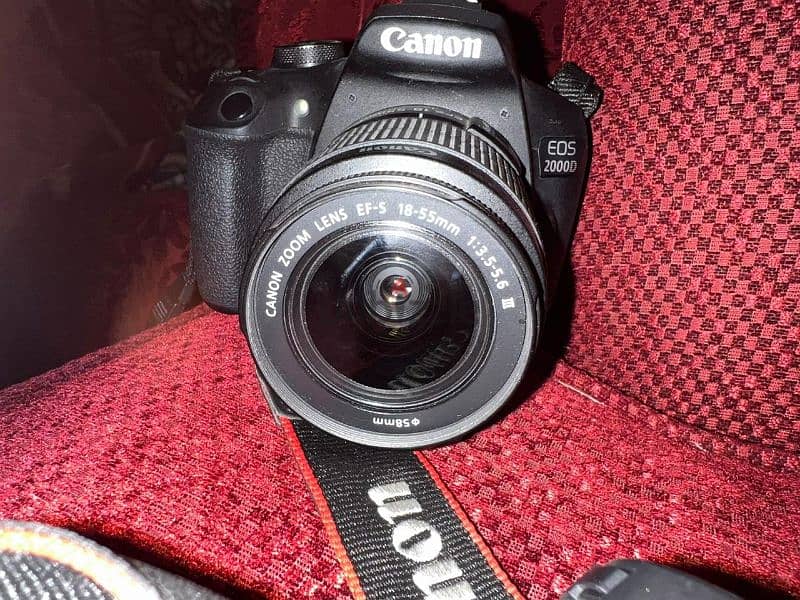 camera canoon Eos 2000 D 3