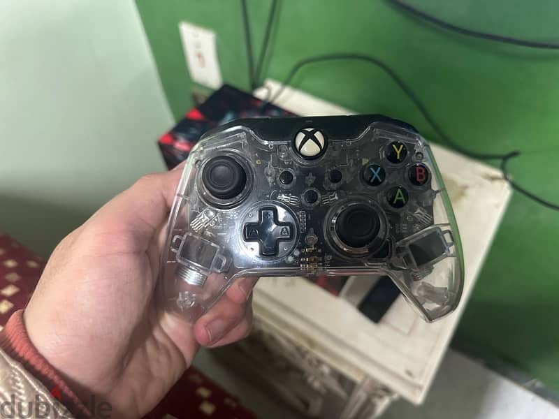 xbox series x 1tb  with 2controllers 3