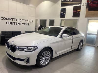 Bmw520i 2023 Luxury-ZERO-Pearl White/Camel وكيل ابيض فرش جملي