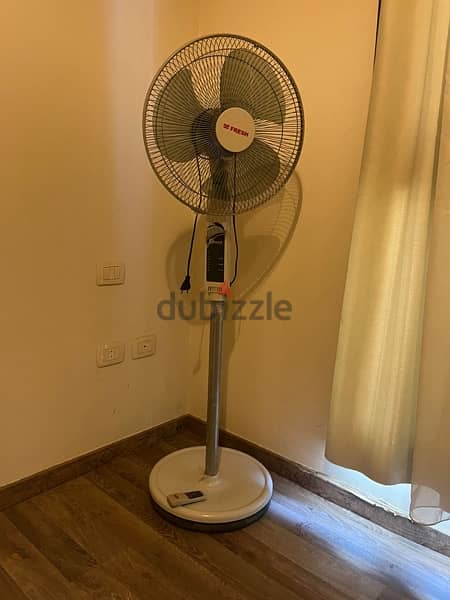smart Fan fresh with its remote control in excellent condition 0