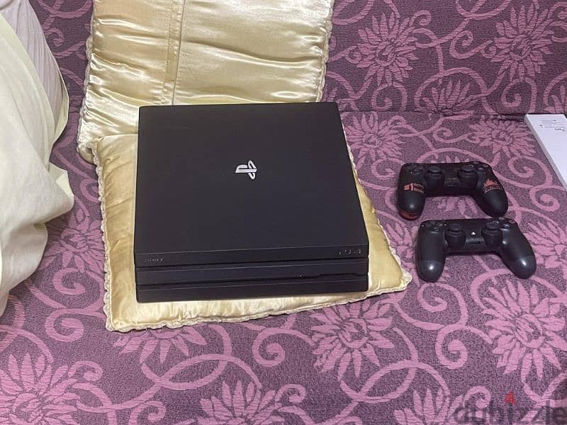 ps4 pro with 2 controllers استعمال خفيف 0