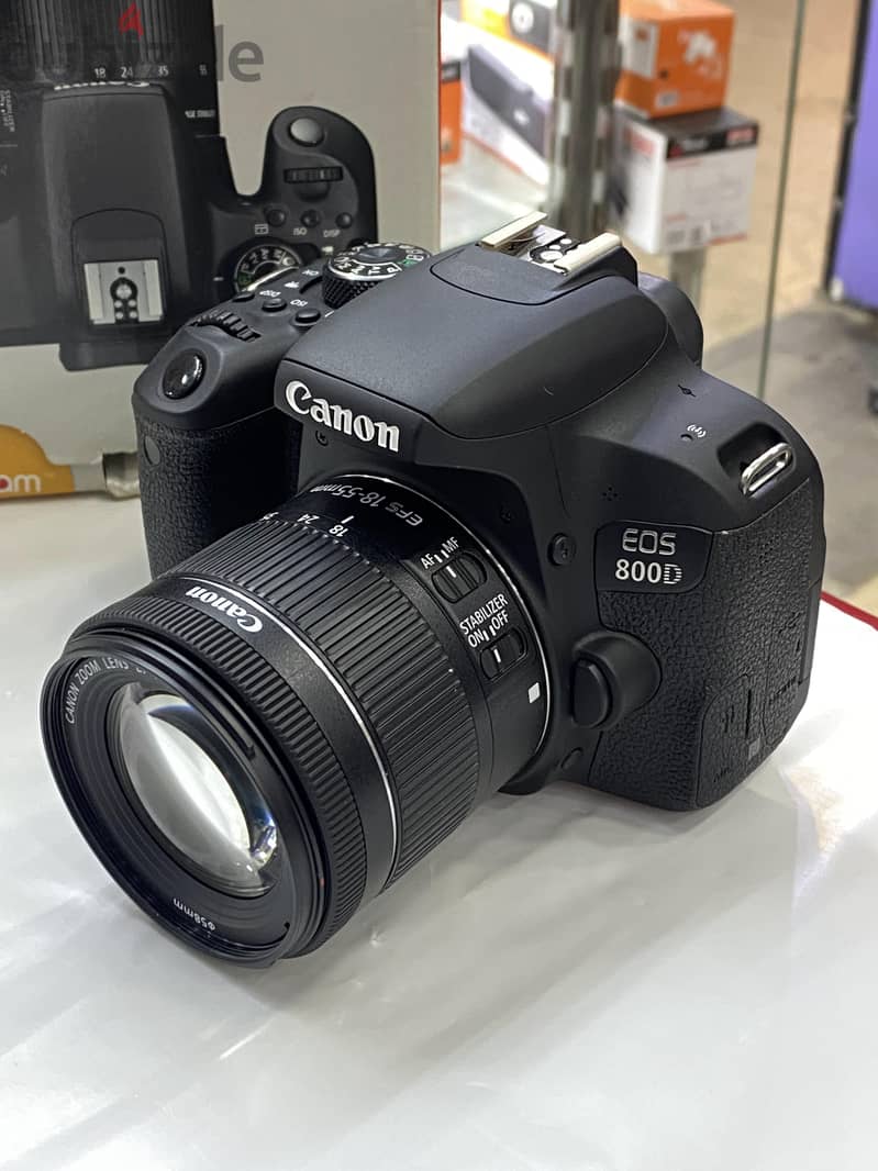كاميرا Canon 800D حاله فبريكه بنسبة 100%  شاتر 1900صور بس 0