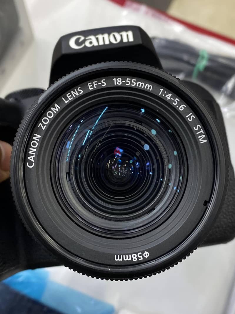 كاميرا Canon 800D حاله فبريكه بنسبة 100%  شاتر 1900صور بس 4