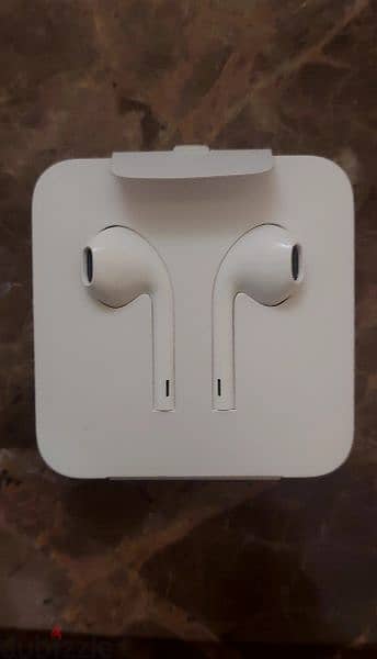 Apple Earpods With lightening connection white