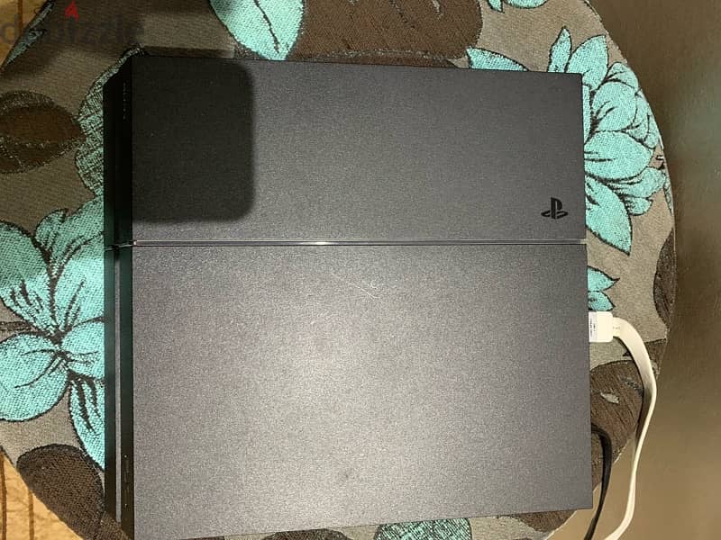 PlayStation 4 بدراعين اصليين + سنه بس +العاب السنه 0